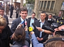 Le ministre du Redressement productif, Arnaud Montebourg, et Frédéric Duval (Amazon), à sa gauche.