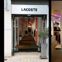 Lacoste multiplie les passerelles entre site et magasins