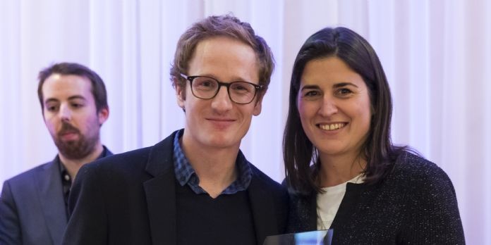 Béatrice de Montille reçoit le prix du Formidable Ecommerçant 2016 des mains de Gildas du Retail, responsable innovation chez DPD France.