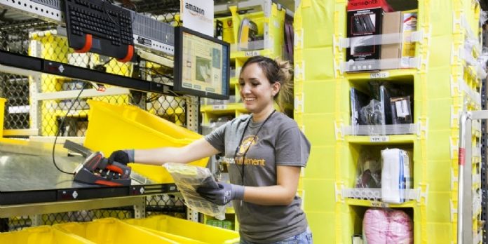 Amazon augmente les salaires à 15 dollars aux USA