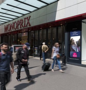 Retail : JCDecaux met du DOOH dans les vitrines des Monoprix parisiens