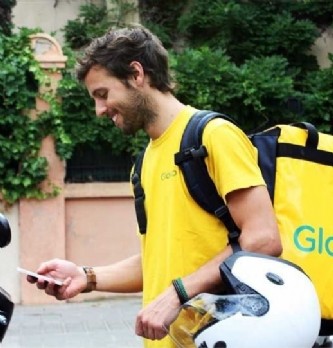 Retail : Carrefour signe un partenariat exclusif avec Glovo