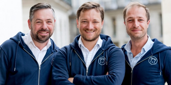 Les trois cofondateurs de GensDeConfiance: Nicolas Davoust (au centre), Ulrich Le Grand et Enguerrand Léger.