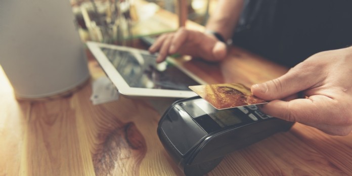 Le paiement sans contact poursuit sa progression