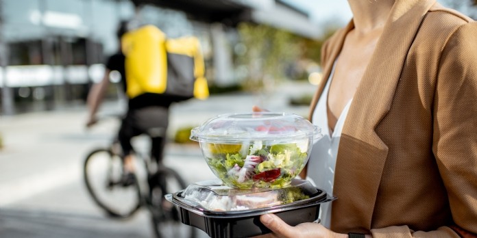 La crise sanitaire attise la guerre de la livraison de repas à domicile