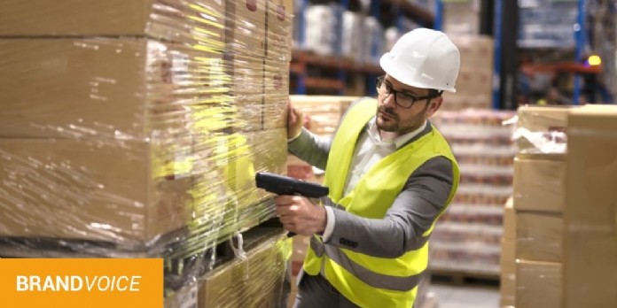 Quels sont les enjeux de la logistique en entrepôt au sein de la chaîne de distribution ?