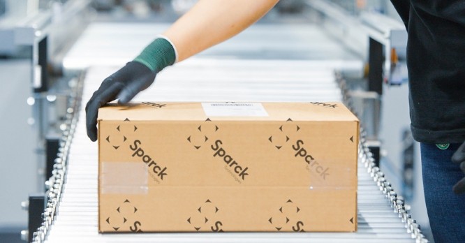 CDiscount assure des livraisons fiables et écologiques grâce à l'emballage automatique.