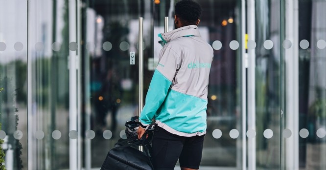 La justice inflige une amende record à Deliveroo pour 'travail dissimulé'