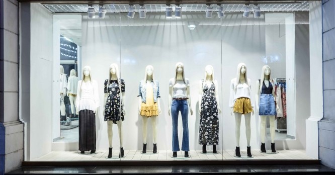 Publicités lumineuses, commerces climatisés : deux décrets seront prêts 'd'ici la fin de l'été'