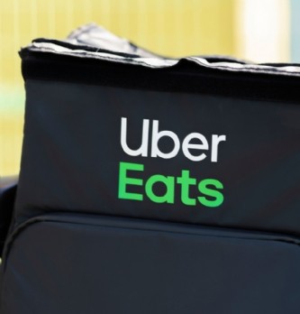 Uber Eats poursuit ses <span class="highlight">engagements</span> environnementaux de 2020 en élargissant ses objectifs aux modes de livraison