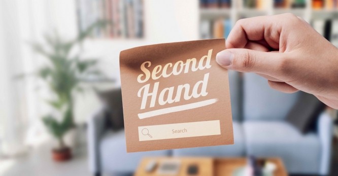 Woman holding a sticky note with